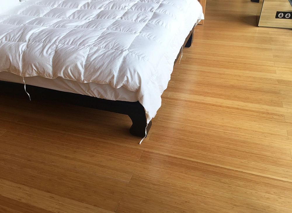 Dunkel_vertikal_lackiert_Bett