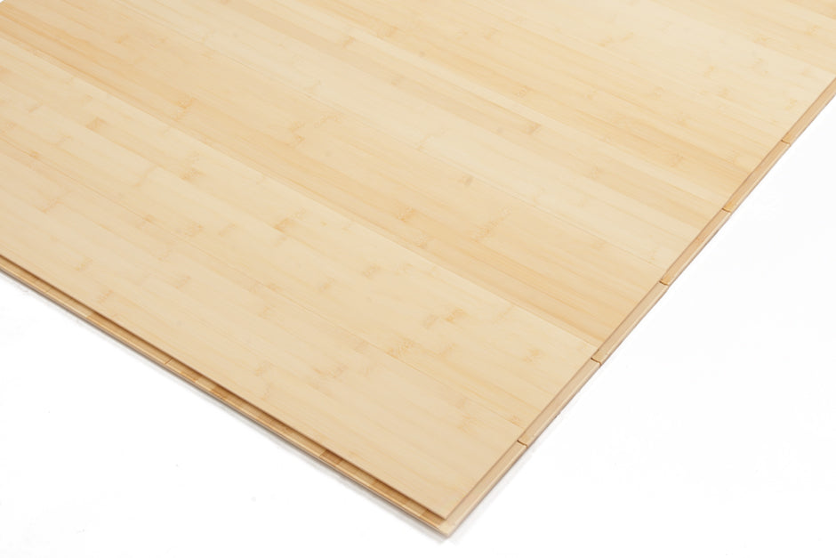 Hell lackiertes Bambusschnellparkett von Glimpex-G in horizontaler Verlegung, helles Bambusparkett für moderne Räume