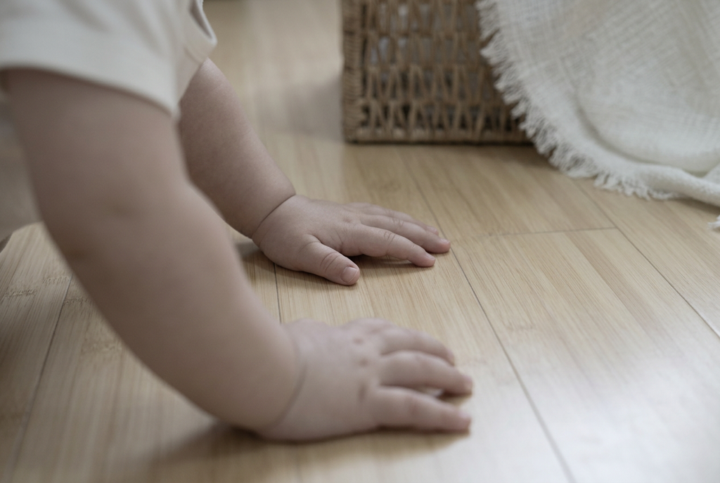 Hellbeiges Bambusparkett von Glimpex-G in horizontal Verlegung, sichtbare Holzmaserung und glatte Oberfläche.
