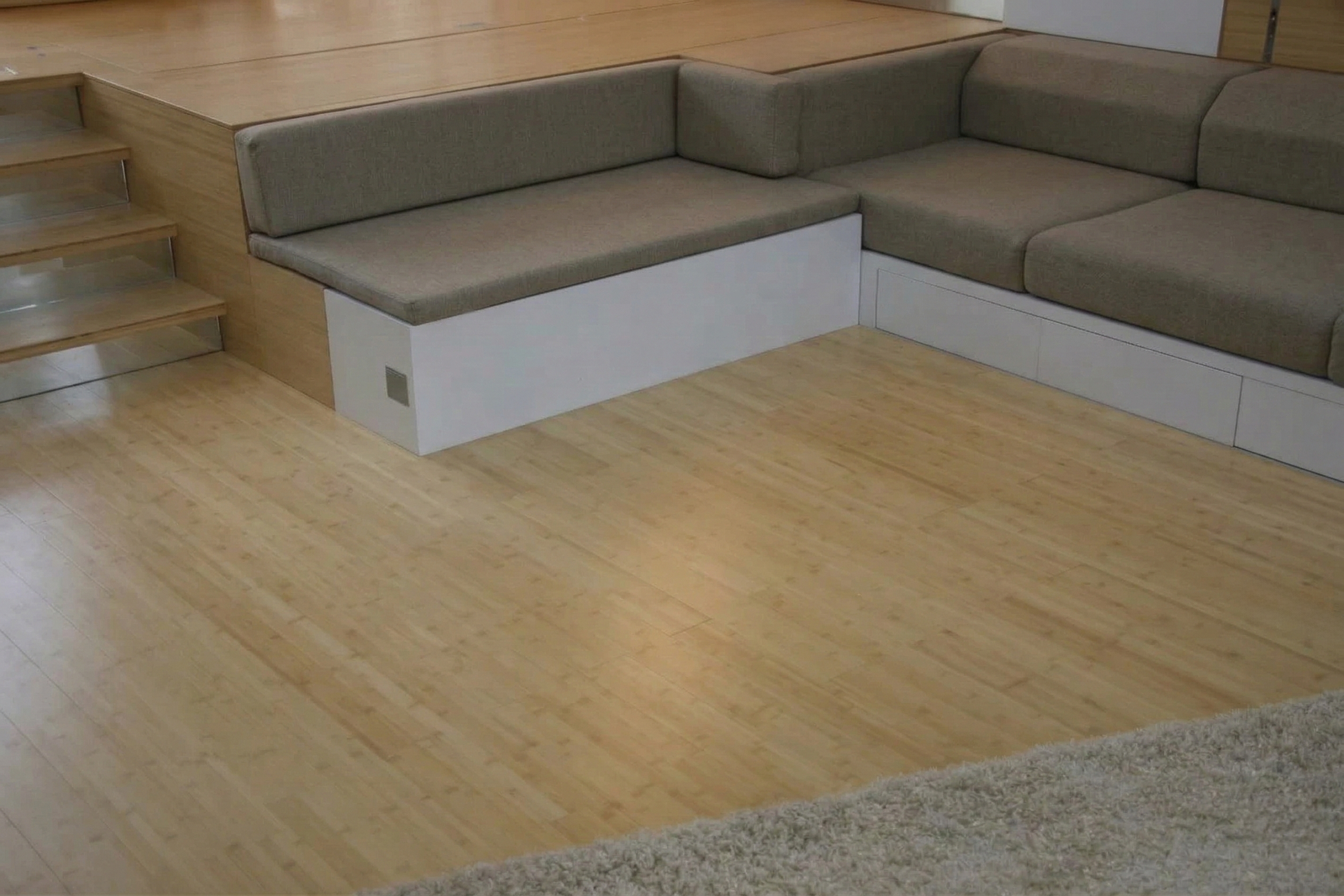 Hellbraunes Bambusparkett in horizontal Verlegung, von Glimpex-G, Nahaufnahme der Holzoberfläche und Struktur