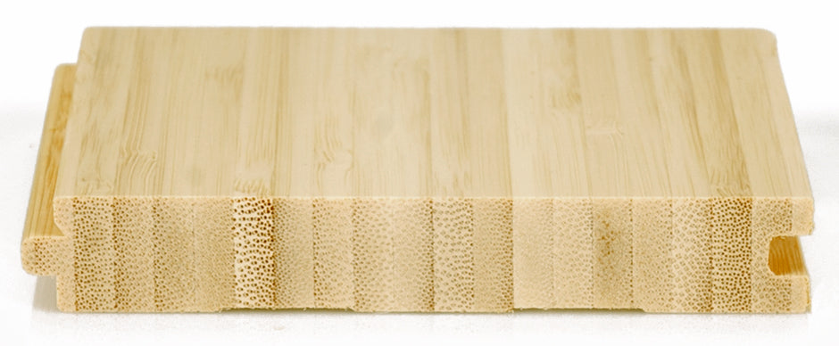 Hell vertikales Bambusparkett von Glimpex-G, rohe Oberfläche, nachhaltiges Holz, langlebiges und modernes Bodenbelag.